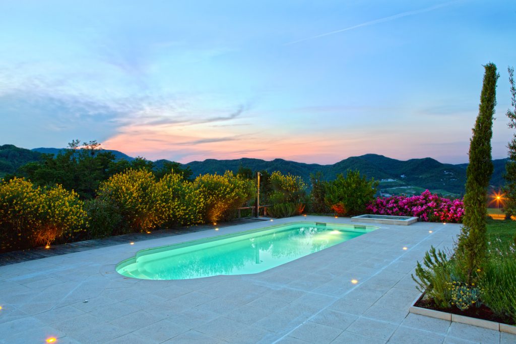 La piscina in una serata autunnale.